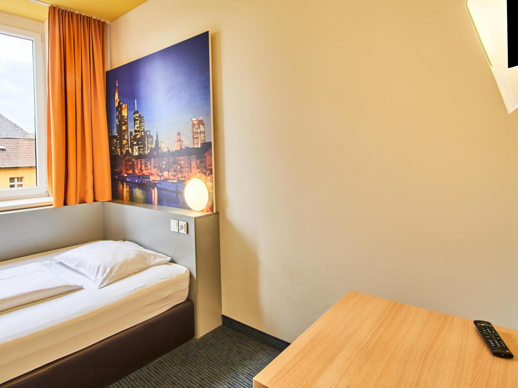 B&B Hotel Frankfurt-Hbf Fráncfort del Meno Exterior foto
